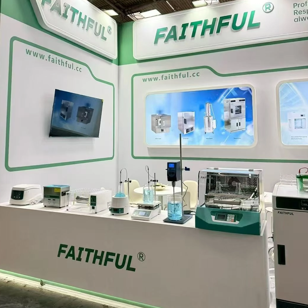 Da la bienvenida a los visitantes globales en Analytica Munich 2026